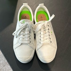 Cariuma Off-White Canvas OCA Off White Canvas Sneaker. 8M/ 9.5 W